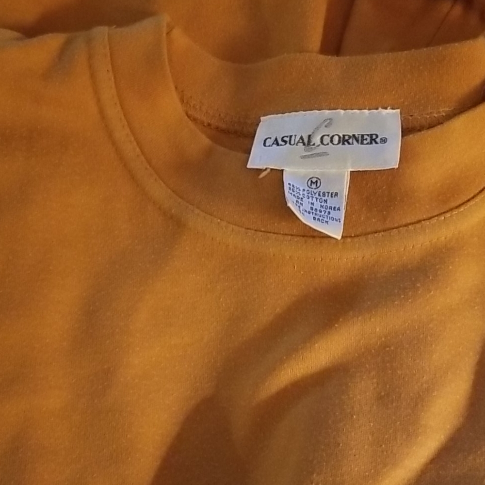 Short sleeve top in mustard color